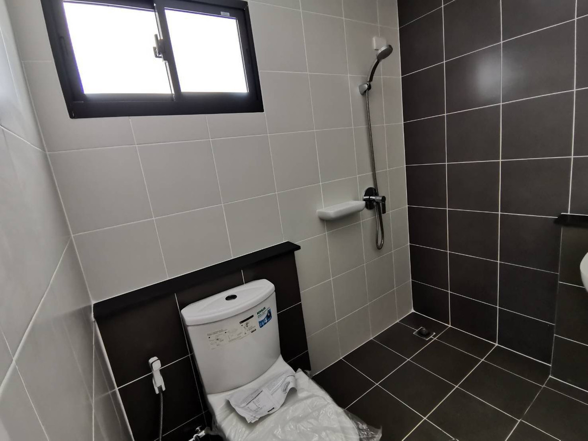 ให้เช่าบ้านปทุมธานี รังสิต ธรรมศาสตร์ : บ้านเดี่ยว ใกล้แยกบางคูวัด  4ห้องนอน 3ห้องน้ำ มีห้องชั้น1 เลี้ยงสัตว์ได้ ถนนกรุงเทพ-ปทุม