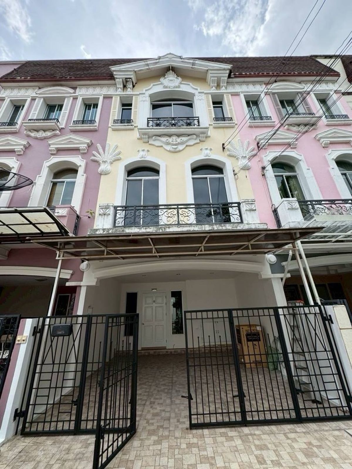 For RentTownhomeChokchai 4, Ladprao 71, Ladprao 48, : Rent Townhome Baan Klang Muang Grand De Paris Ratchada