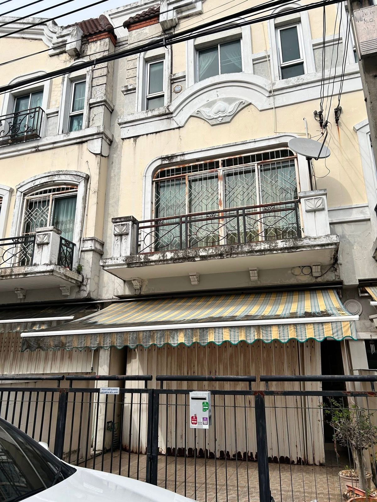 For RentTownhomeKaset Nawamin,Ladplakao : Rent a townhome Swiss town house Soi Prasert Manukit 25, near BTS, Kasetsart University, Central Ram Inthra
