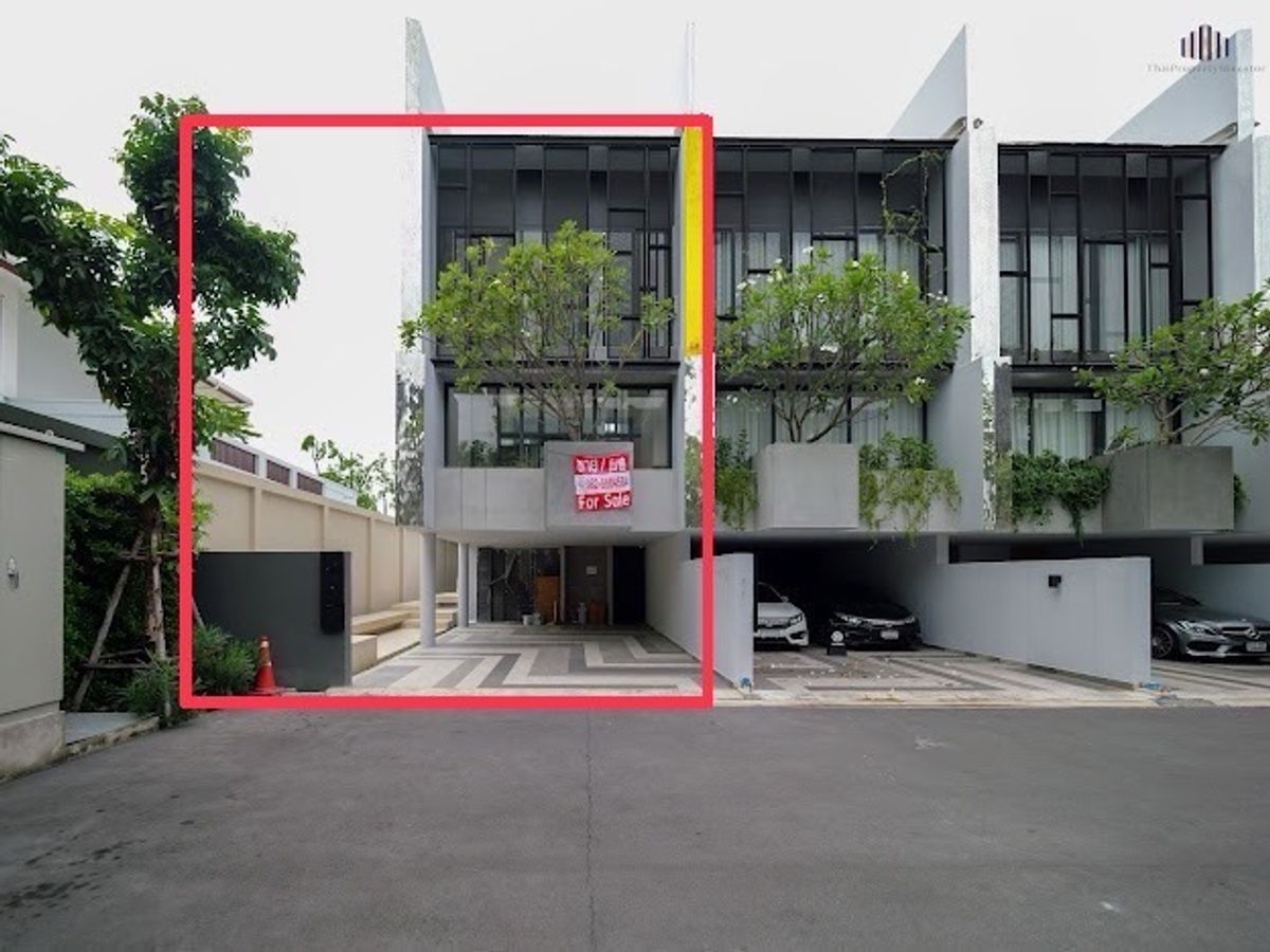 For RentTownhomePattanakan, Srinakarin : For rent Baan Puripuri Courtyard Pattanakarn, 3-Story Townhome with Private Courtyard, 48.4 Sq.wah, in Soi Pattanakarn 32 - Very Convenient Location! Urgent Sale!