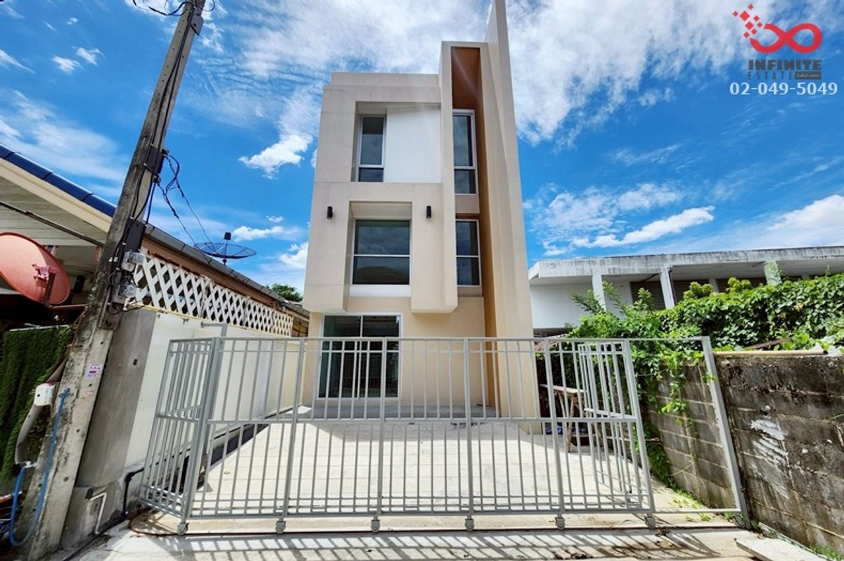 For SaleHouseNawamin, Ramindra : Single house for sale 24.5 sq.wah, Soi Ram Inthra 13, intersection 2, ready to live or open the office.