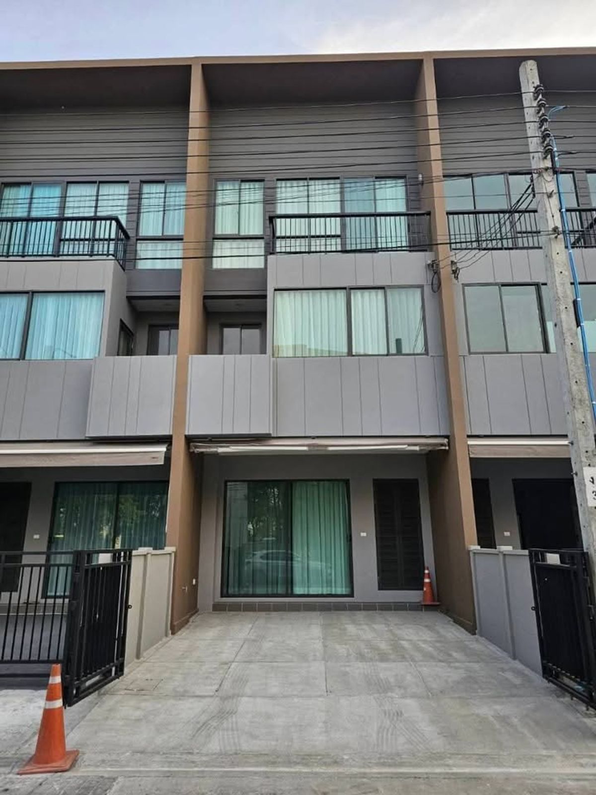 ให้เช่าทาวน์โฮมลาดกระบัง สุวรรณภูมิ : ให้เช่าฮาวน์โฮม 3 ชั้น โซนพระราม9 - กรุงเทพกรีฑา ใกล้โรงเรียนนานาชาติ ใกล้สุวรรณภูมิ
