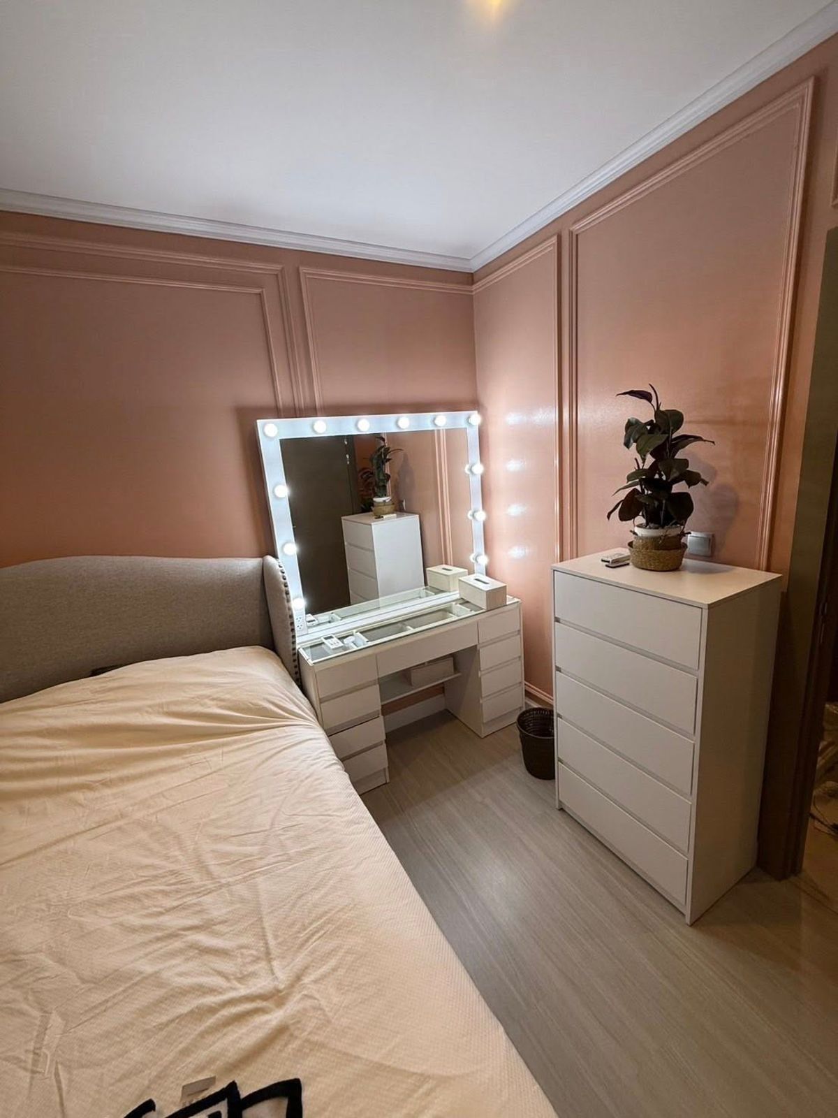For RentCondoRama9, Petchburi, RCA : Rent RR380 Life Asoke Rama9. Beautiful room, complete furniture near the MRT Rama 9.