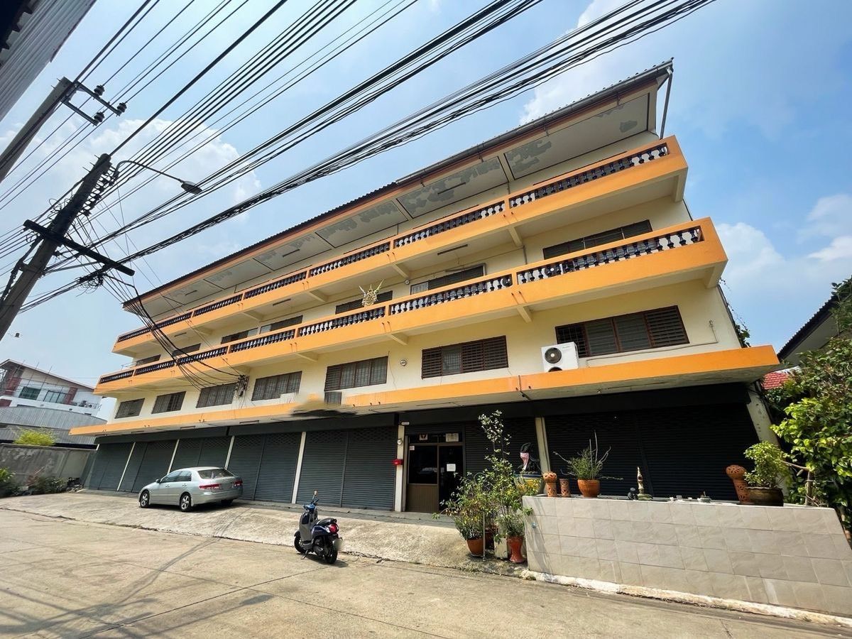For RentShop HouseOnnut, Udomsuk : ♦ Rare Unit ♦ Commercial building, 7 units, 4 storeys, usable area 1,134.00 sq.m. | Near BTS On Nut, Lotus’s, and 3 expressways