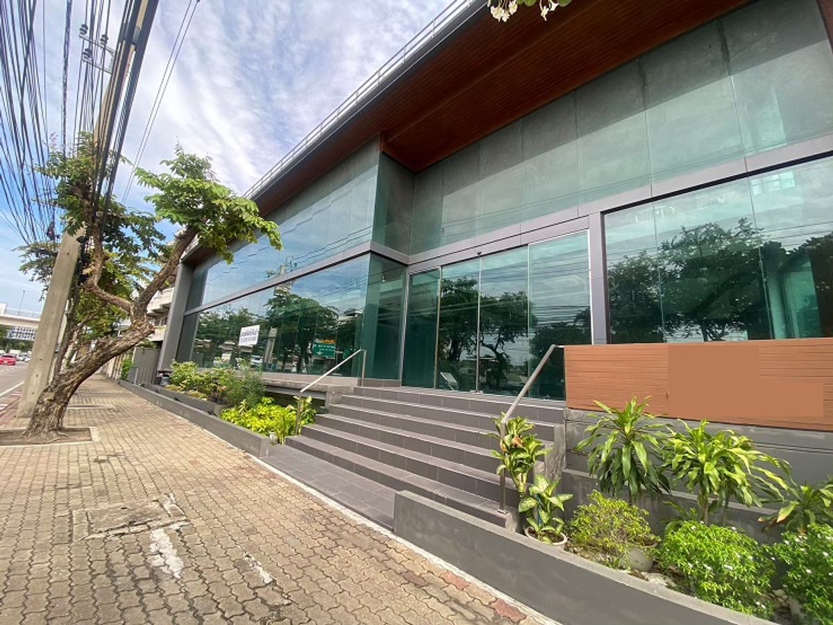 For RentShowroomBang Sue, Wong Sawang, Tao Pun : Tel. 081-632-0632 Showroom for Showroom, 1st Floor (1st Floor only) / Riverside Ratchadaphisek Road (Ratchawipha) near Prachanukul Intersection / There is a parking space at the basement / very good location.