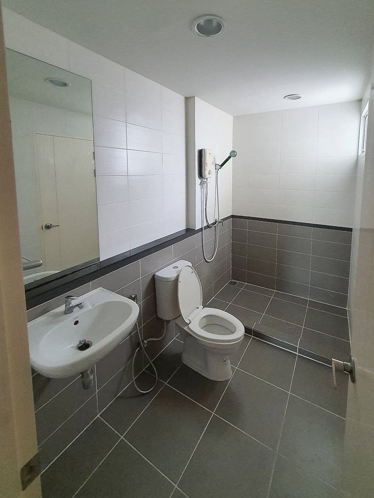 ขายทาวน์โฮมอ่อนนุช อุดมสุข : บ้านกลางเมือง สุขุมวิท 77 / 3 ห้องนอน (ขายพร้อมผู้เช่า), Baan Klangmuang Sukhumvit 77 / 3 Bedrooms (SALE WITH TENANT) FON169