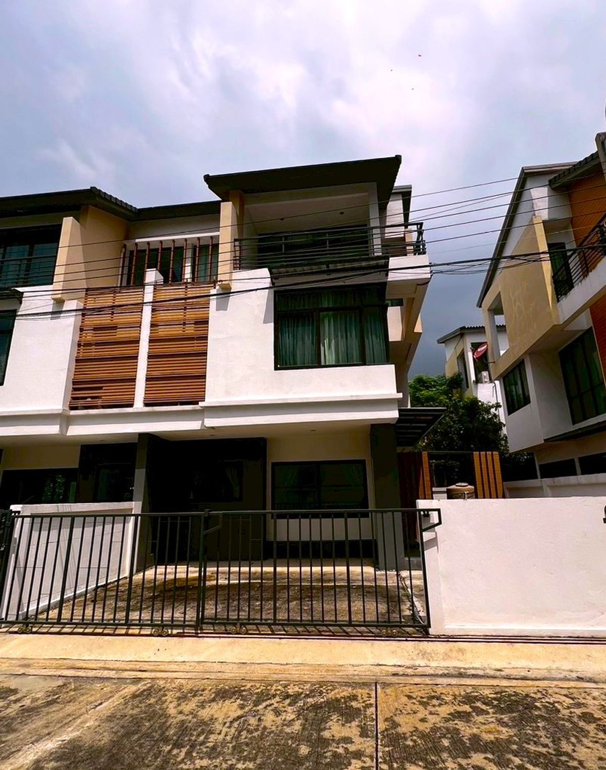 For RentHouseRama5, Ratchapruek, Bangkruai : house can make office and company registration with 9-meter frontage, located on Ratchaphruek Road. 3 bedrooms