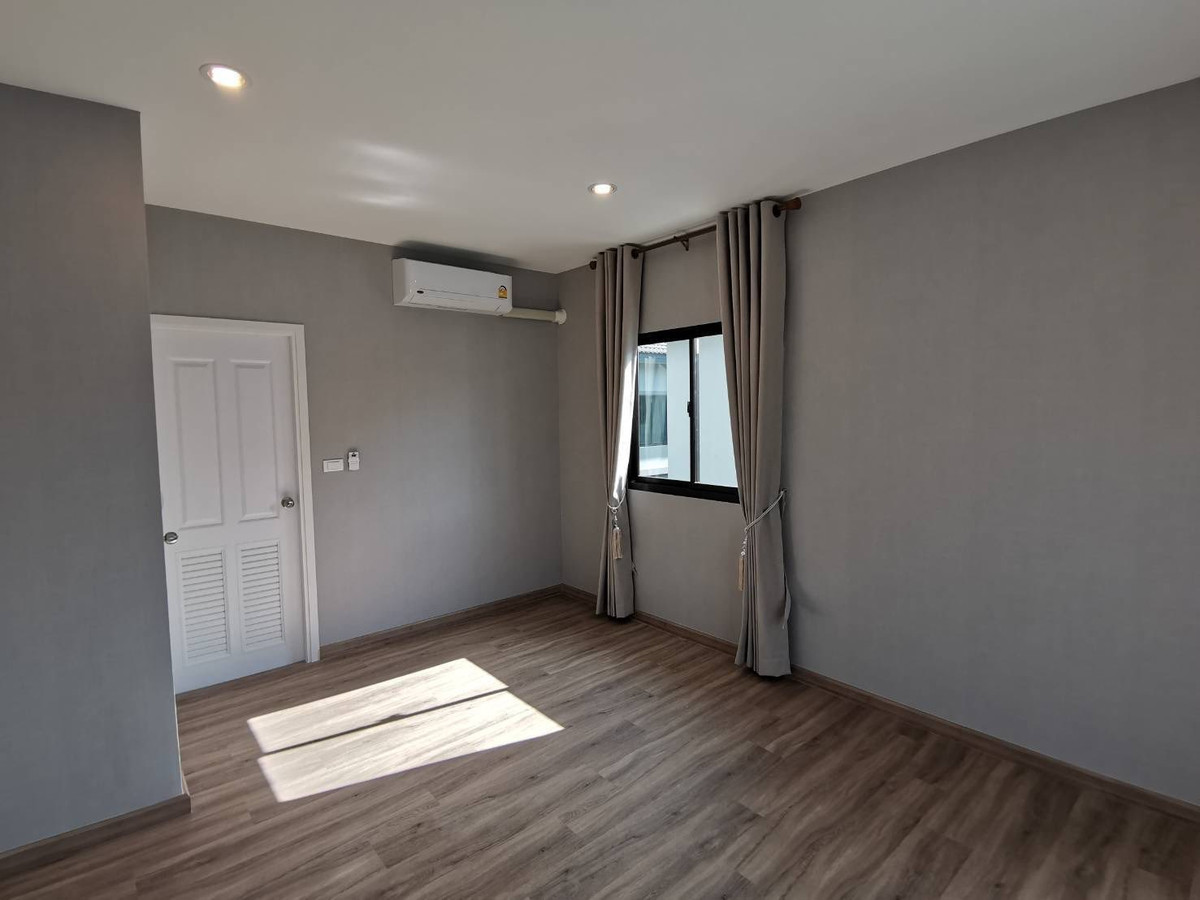 ให้เช่าบ้านปทุมธานี รังสิต ธรรมศาสตร์ : บ้านเดี่ยว ใกล้แยกบางคูวัด  4ห้องนอน 3ห้องน้ำ มีห้องชั้น1 เลี้ยงสัตว์ได้ ถนนกรุงเทพ-ปทุม