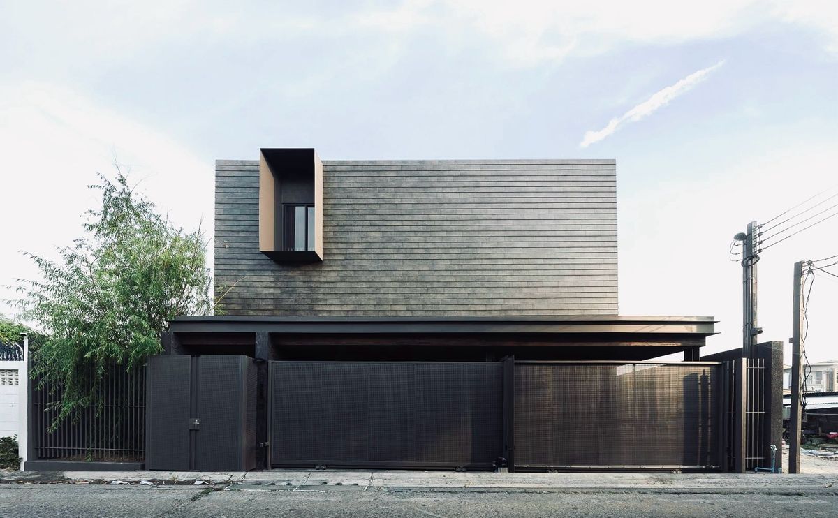 For SaleHouseKasetsart, Ratchayothin : 3 -storey solo, own design Meet the daily life perfectly. Phahonyothin 35 Ratchayothin has a swimming pool and private garden. BTS Ratchayothin