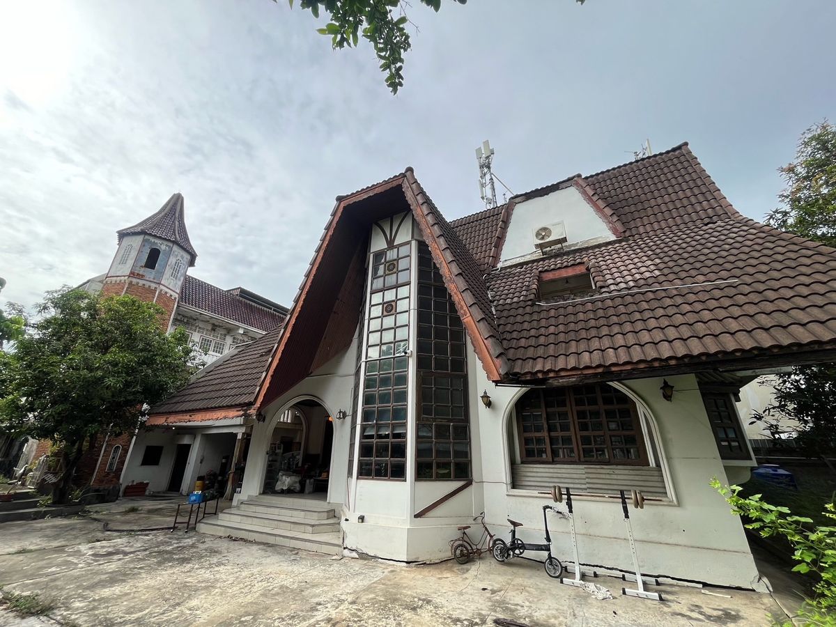 ให้เช่าบ้านลาดพร้าว เซ็นทรัลลาดพร้าว : ให้เช่าบ้านเก่าทรงยุโรป ที่ดินแปลงใหญ่ ลาดพร้าว 41 แยก 2 พร้อมสวนและสระว่ายน้ำ | เหมาะทำโฮมออฟฟิศ คาเฟ่ สตูดิโอ หรืออยู่อาศัย | สัญญาขั้นต่ำ 3 ปี  📍 บ้านให้เช่าใจกลางลาดพร้าว – โชคชัย 4 – รัชดาภิเษก ทรัพย์ Rare Item ที่หาไม่ได้อีกแล้ว! 