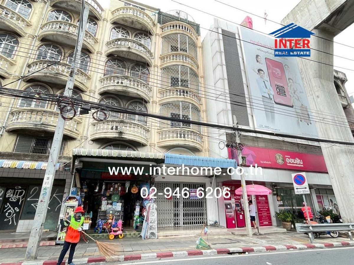 For SaleShop HousePinklao, Charansanitwong : Commercial building 4.5, floor 17 sq.w., near Dae Mall Tha Phra, only 3 Km next to the Government Savings Bank, MRT, Tha Phra Station Next to Charan Sanitwong Road The mouth of Soi Charan Sanitwong 1/2 Bangkok Yai District Bangkok