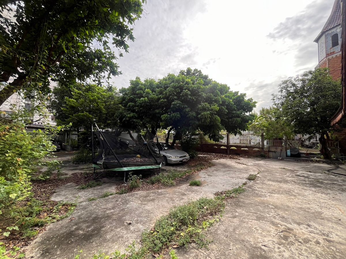 ให้เช่าบ้านลาดพร้าว เซ็นทรัลลาดพร้าว : ให้เช่าบ้านเก่าทรงยุโรป ที่ดินแปลงใหญ่ ลาดพร้าว 41 แยก 2 พร้อมสวนและสระว่ายน้ำ | เหมาะทำโฮมออฟฟิศ คาเฟ่ สตูดิโอ หรืออยู่อาศัย | สัญญาขั้นต่ำ 3 ปี  📍 บ้านให้เช่าใจกลางลาดพร้าว – โชคชัย 4 – รัชดาภิเษก ทรัพย์ Rare Item ที่หาไม่ได้อีกแล้ว! 