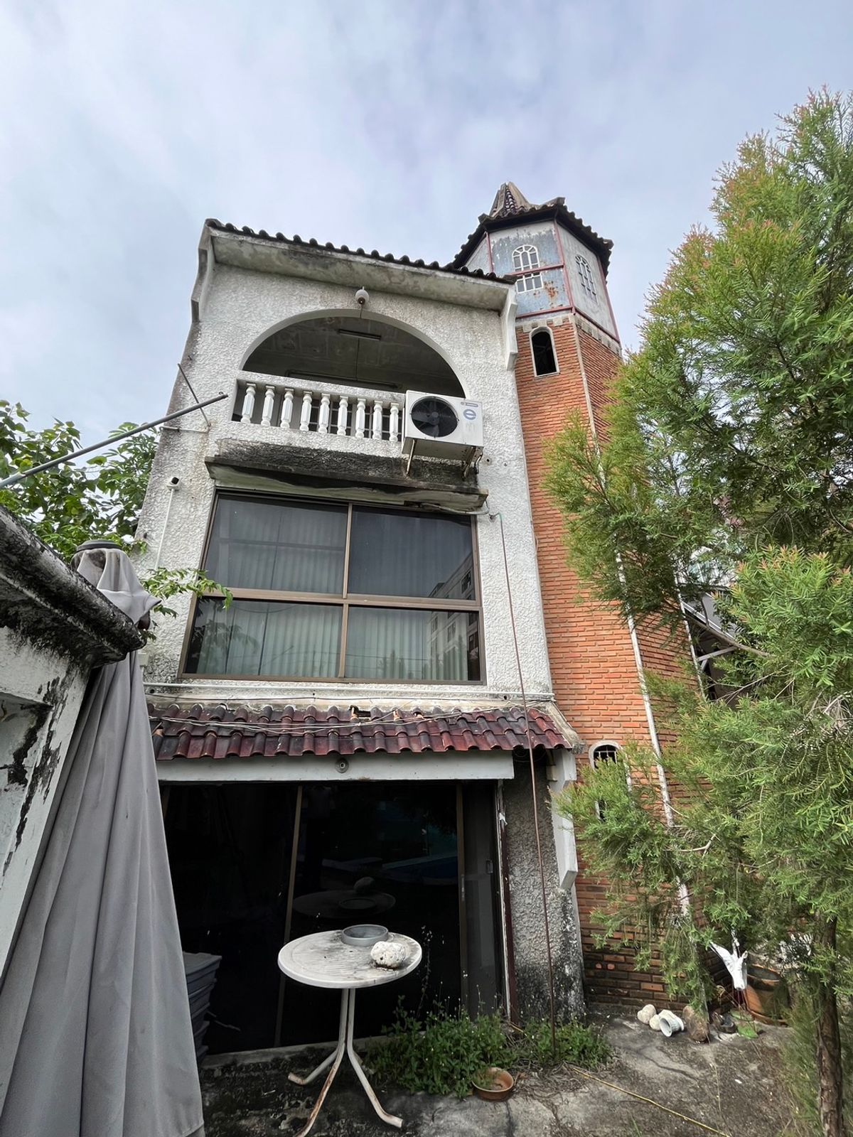 ให้เช่าบ้านลาดพร้าว เซ็นทรัลลาดพร้าว : ให้เช่าบ้านเก่าทรงยุโรป ที่ดินแปลงใหญ่ ลาดพร้าว 41 แยก 2 พร้อมสวนและสระว่ายน้ำ | เหมาะทำโฮมออฟฟิศ คาเฟ่ สตูดิโอ หรืออยู่อาศัย | สัญญาขั้นต่ำ 3 ปี  📍 บ้านให้เช่าใจกลางลาดพร้าว – โชคชัย 4 – รัชดาภิเษก ทรัพย์ Rare Item ที่หาไม่ได้อีกแล้ว! 