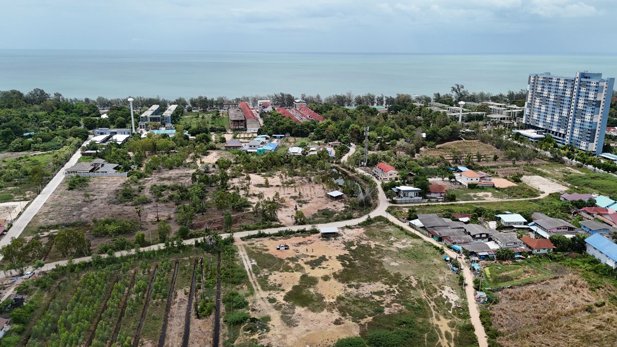 ขายที่ดินชะอำ เพชรบุรี : ขายที่ดินแปลงใหญ่ ใกล้หาดชะอำ เพียง 500 เมตร!• ขนาด 6 ไร่ 1 งาน 80 ตารางวา (2,580 ตร.วา) • ผังเมืองสีชมพู – พัฒนาโครงการได้หลากหลาย • ถนนหน้าที่ดินกว้าง 6 เมตร