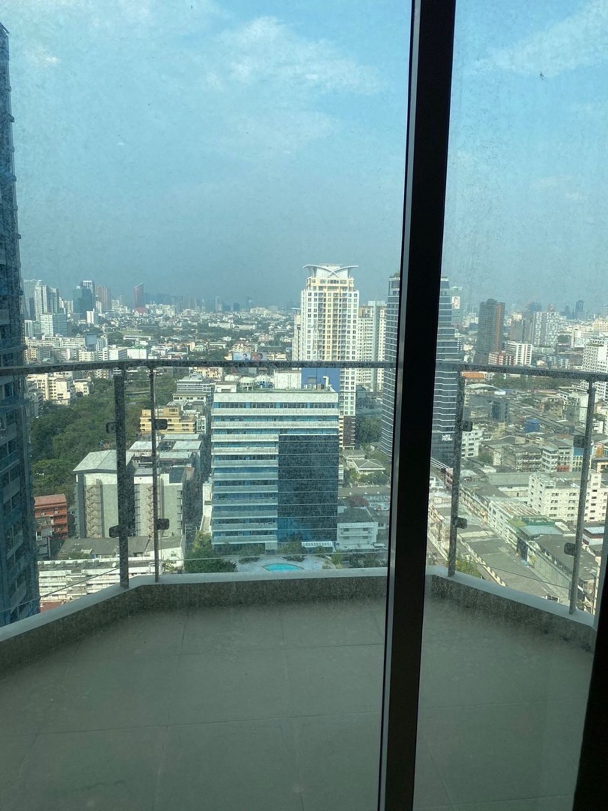 For SaleCondoRatchathewi,Phayathai : 📢👇 Great Value for Living or InvestmentHigh-end condo in a prime location, well connected to major business roads. Enjoy an open, unblocked city view.