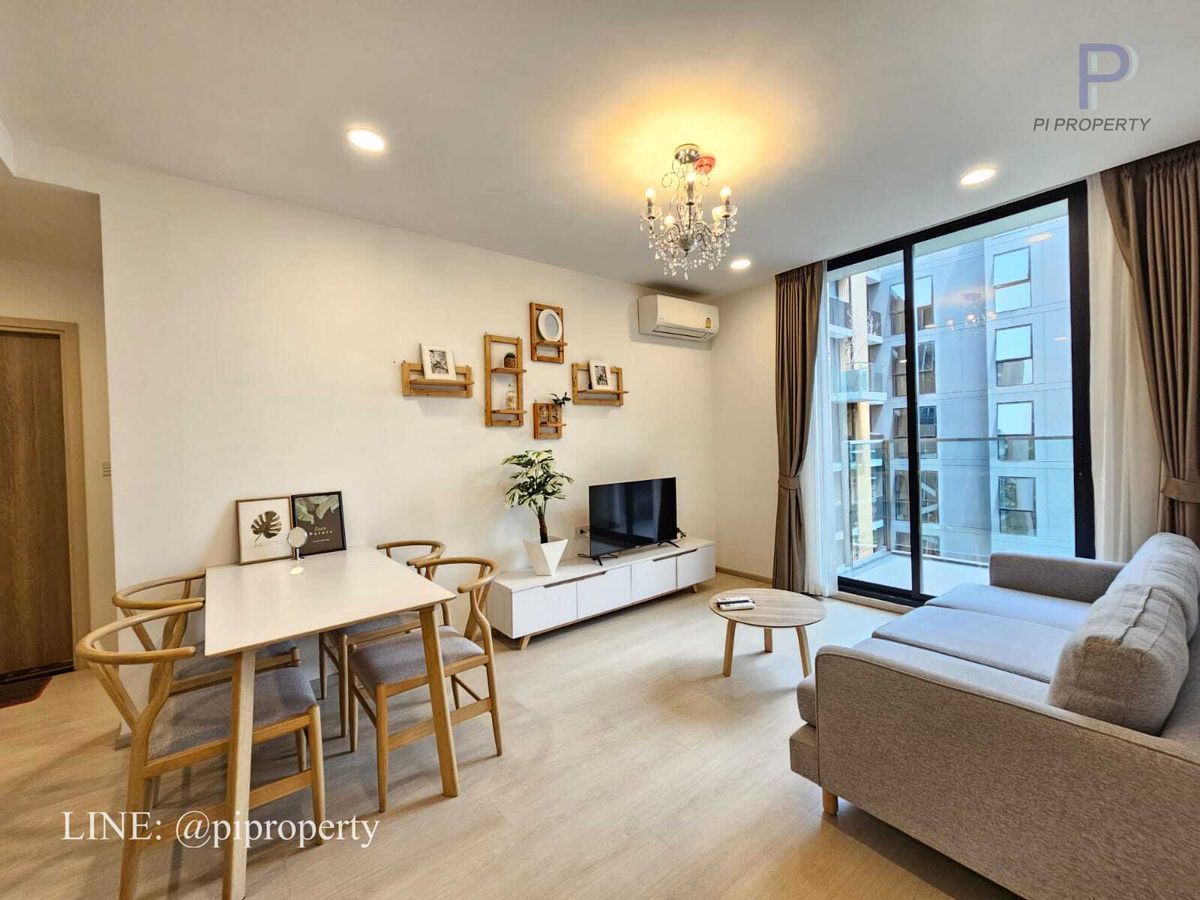 For RentCondoSukhumvit, Asoke, Thonglor : Ekkamai swimming pool view 2 bedrooms unit for rent in Noble Ambience Sukhumvit 42. Walkable distance to BTS Ekkamai and Gateway mall. Ready to move in.