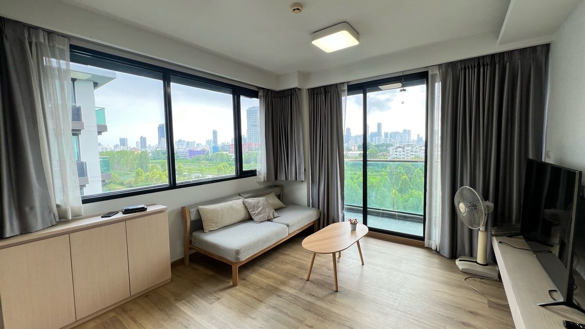 For RentCondoRama9, Petchburi, RCA : The condo is not high, the grass view is green and comfortable.