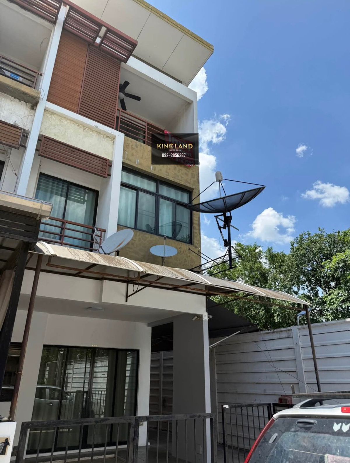 For RentTownhomeNawamin, Ramindra : #Rent 3 -story townhome back | Sixnature Project, Watcharapol, the super bang! Walk to the Thanommit Market. There are 3 bedrooms, 3 bathrooms, near BTS Watcharapol - Chalong Rat Expressway.