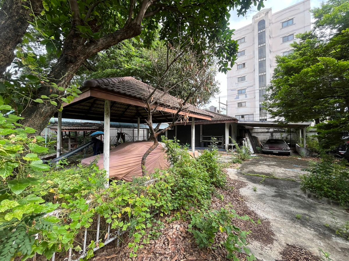 ให้เช่าบ้านลาดพร้าว เซ็นทรัลลาดพร้าว : ให้เช่าบ้านเก่าทรงยุโรป ที่ดินแปลงใหญ่ ลาดพร้าว 41 แยก 2 พร้อมสวนและสระว่ายน้ำ | เหมาะทำโฮมออฟฟิศ คาเฟ่ สตูดิโอ หรืออยู่อาศัย | สัญญาขั้นต่ำ 3 ปี  📍 บ้านให้เช่าใจกลางลาดพร้าว – โชคชัย 4 – รัชดาภิเษก ทรัพย์ Rare Item ที่หาไม่ได้อีกแล้ว! 