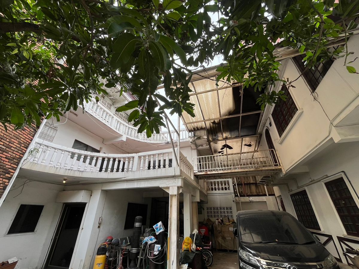 ให้เช่าบ้านลาดพร้าว เซ็นทรัลลาดพร้าว : ให้เช่าบ้านเก่าทรงยุโรป ที่ดินแปลงใหญ่ ลาดพร้าว 41 แยก 2 พร้อมสวนและสระว่ายน้ำ | เหมาะทำโฮมออฟฟิศ คาเฟ่ สตูดิโอ หรืออยู่อาศัย | สัญญาขั้นต่ำ 3 ปี  📍 บ้านให้เช่าใจกลางลาดพร้าว – โชคชัย 4 – รัชดาภิเษก ทรัพย์ Rare Item ที่หาไม่ได้อีกแล้ว! 