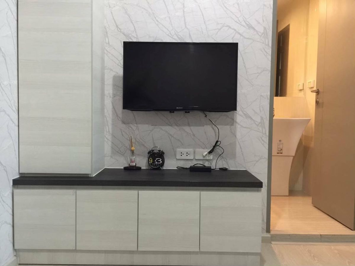 ขายคอนโดรัชดา ห้วยขวาง : Life รัชดาภิเษก คอนโดพร้อมอยู่ ใกล้ MRT ห้วยขวาง อาคาร A, ชั้นสูง  1-Bed 31.57ตร.ม. วิวหันไปทาง เซ็นทรัลพระราม 9, ระเบียงทิศใต้ ขาย 3.69 ลบ.*