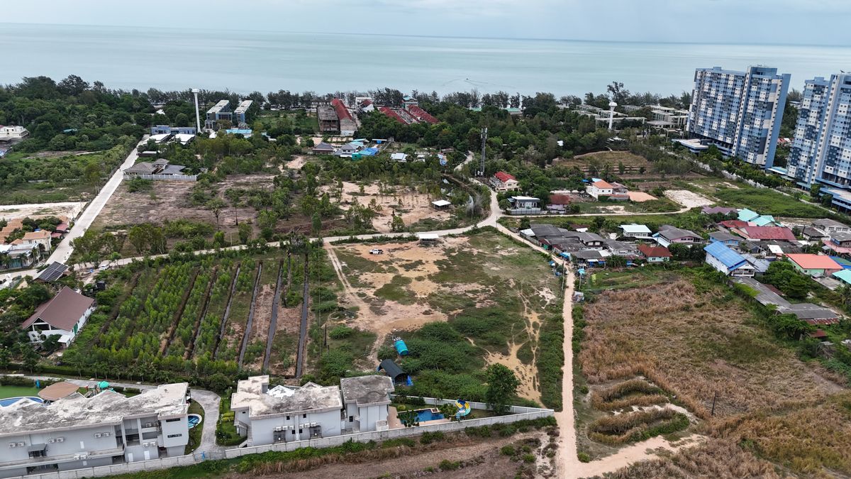 ขายที่ดินชะอำ เพชรบุรี : ขายที่ดินแปลงใหญ่ ใกล้หาดชะอำ เพียง 500 เมตร!• ขนาด 6 ไร่ 1 งาน 80 ตารางวา (2,580 ตร.วา) • ผังเมืองสีชมพู – พัฒนาโครงการได้หลากหลาย • ถนนหน้าที่ดินกว้าง 6 เมตร