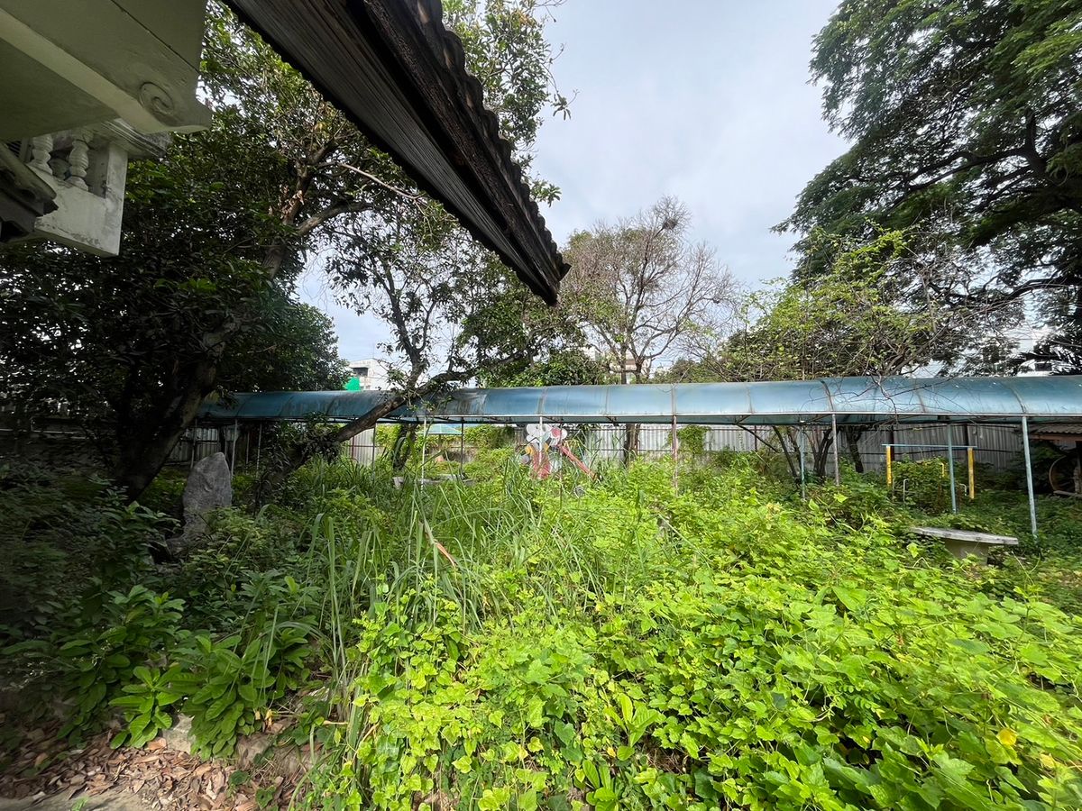 ให้เช่าบ้านลาดพร้าว เซ็นทรัลลาดพร้าว : ให้เช่าบ้านเก่าทรงยุโรป ที่ดินแปลงใหญ่ ลาดพร้าว 41 แยก 2 พร้อมสวนและสระว่ายน้ำ | เหมาะทำโฮมออฟฟิศ คาเฟ่ สตูดิโอ หรืออยู่อาศัย | สัญญาขั้นต่ำ 3 ปี  📍 บ้านให้เช่าใจกลางลาดพร้าว – โชคชัย 4 – รัชดาภิเษก ทรัพย์ Rare Item ที่หาไม่ได้อีกแล้ว! 