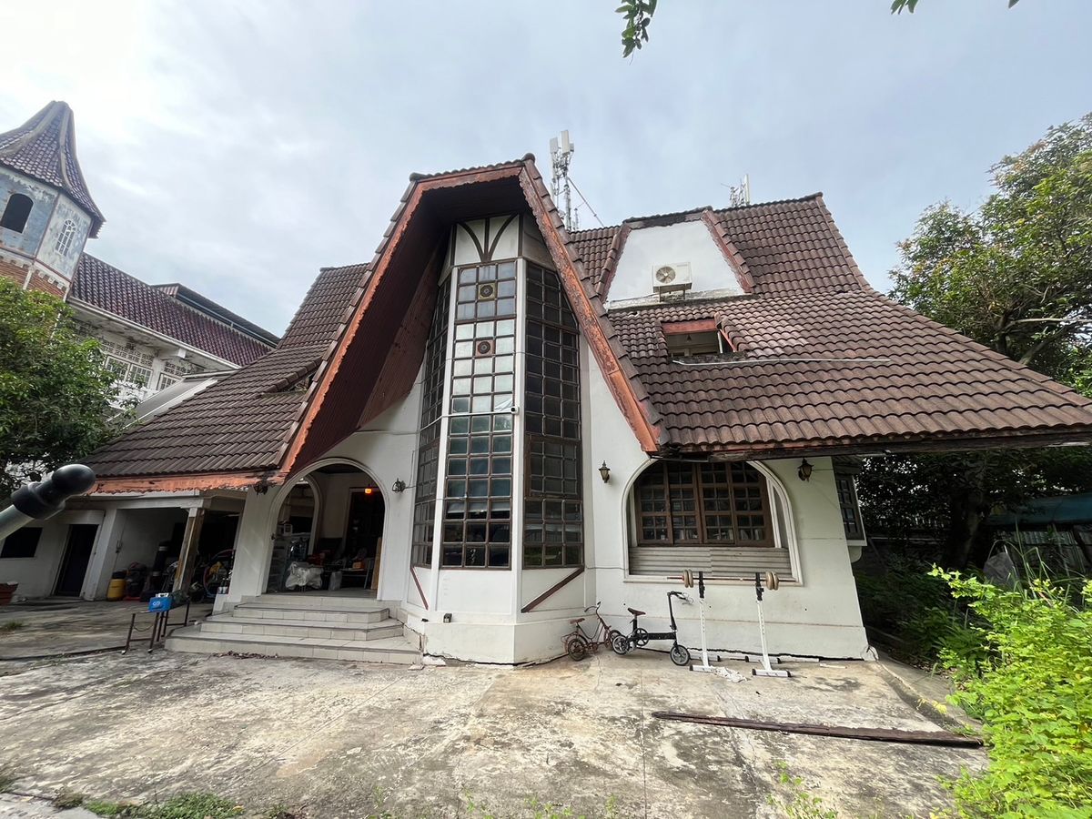 ให้เช่าบ้านลาดพร้าว เซ็นทรัลลาดพร้าว : ให้เช่าบ้านเก่าทรงยุโรป ที่ดินแปลงใหญ่ ลาดพร้าว 41 แยก 2 พร้อมสวนและสระว่ายน้ำ | เหมาะทำโฮมออฟฟิศ คาเฟ่ สตูดิโอ หรืออยู่อาศัย | สัญญาขั้นต่ำ 3 ปี  📍 บ้านให้เช่าใจกลางลาดพร้าว – โชคชัย 4 – รัชดาภิเษก ทรัพย์ Rare Item ที่หาไม่ได้อีกแล้ว! 