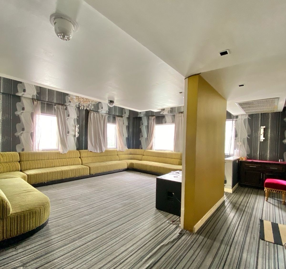 For RentRetail SpaceSukhumvit, Asoke, Thonglor : Rental Lounge, Thonglor entertainment, Sukhumvit 55, 4th floor, 2,000 square meters, 12 parking spaces with Private Room, KTV, Karaoke, Party and others.