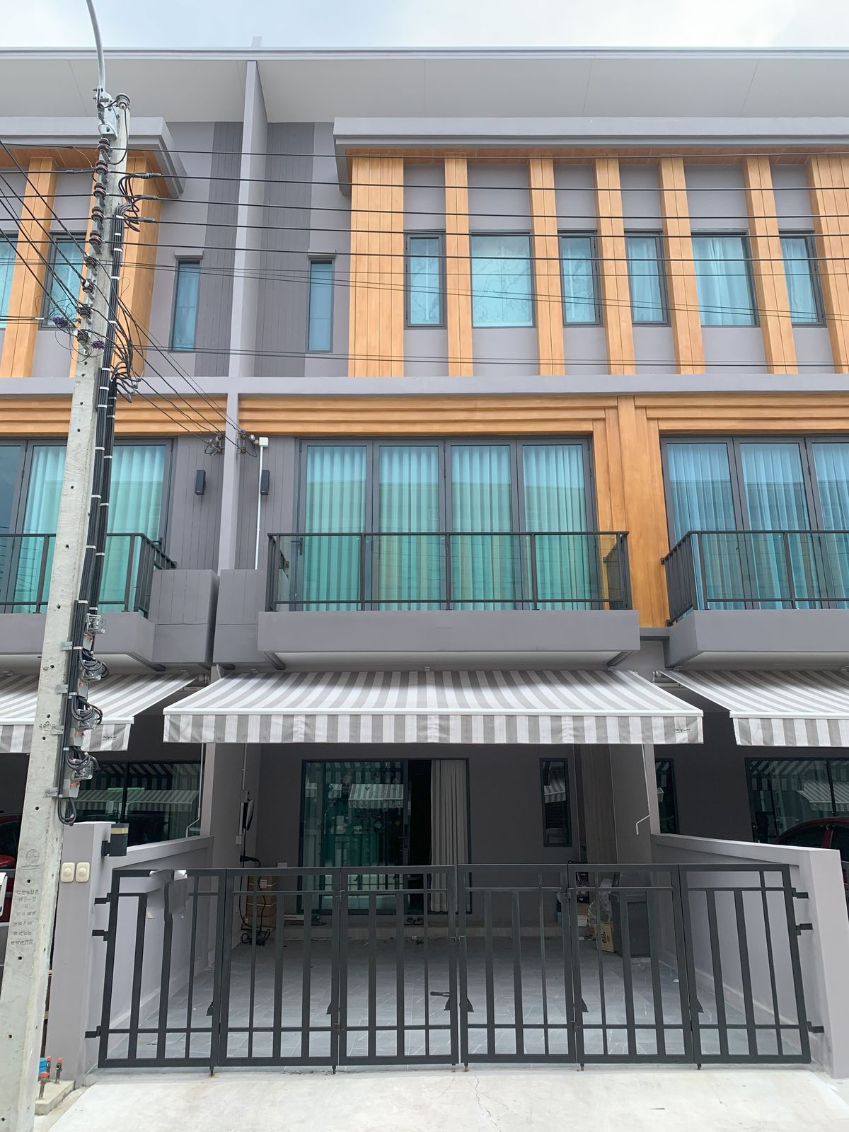 ให้เช่าทาวน์โฮมลาดกระบัง สุวรรณภูมิ : ให้เช่า ทาวน์โฮมแต่งสวย พร้อมอยู่  ทำเลดี เฟอร์ครบ Eigen Rama 9
