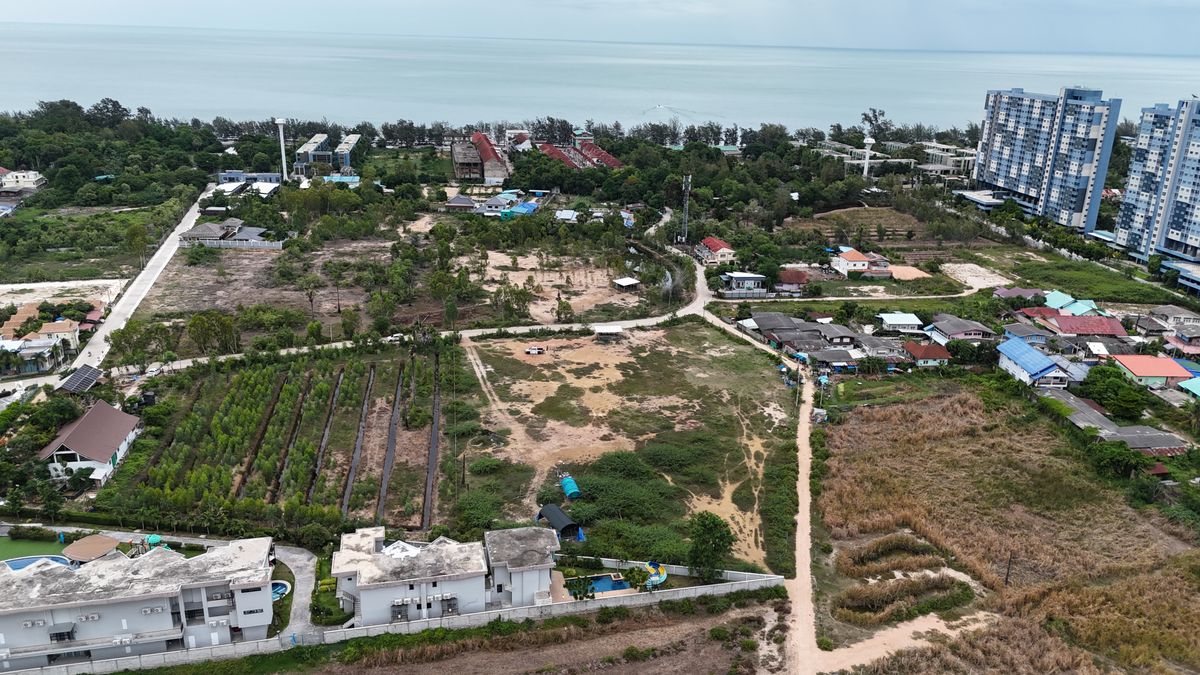 ขายที่ดินชะอำ เพชรบุรี : ขายที่ดินแปลงใหญ่ ใกล้หาดชะอำ เพียง 500 เมตร!• ขนาด 6 ไร่ 1 งาน 80 ตารางวา (2,580 ตร.วา) • ผังเมืองสีชมพู – พัฒนาโครงการได้หลากหลาย • ถนนหน้าที่ดินกว้าง 6 เมตร