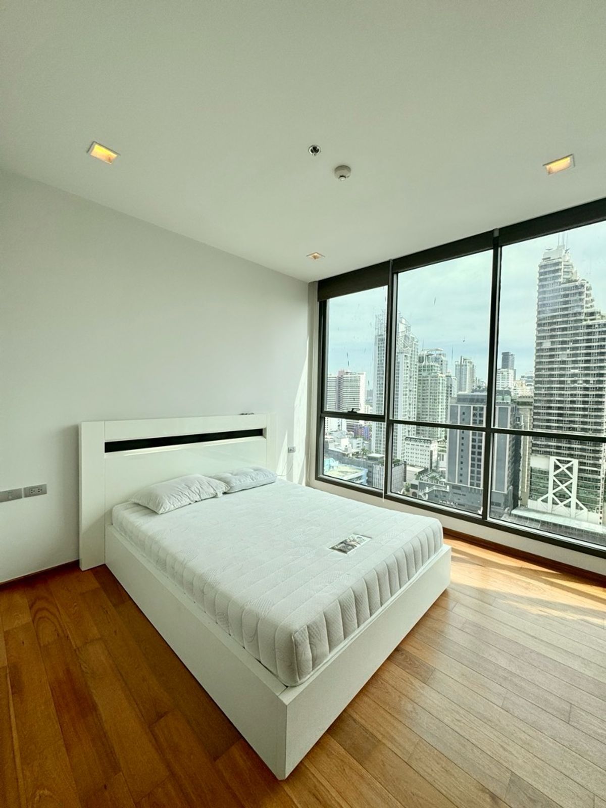 CondoNana, North Nana,Sukhumvit13, Soi Nana : Hyde Sukhumvit13 condo, neat room, never rented