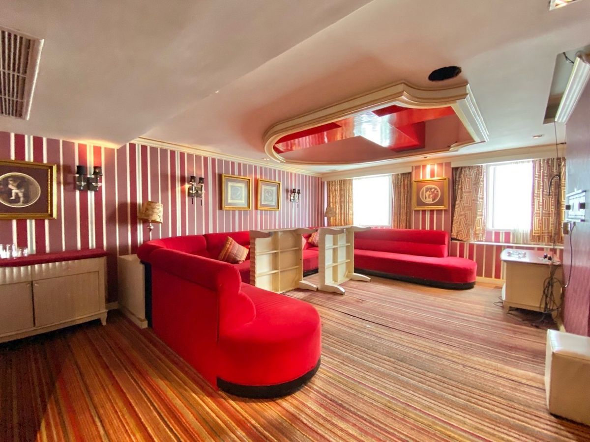 For RentRetail SpaceSukhumvit, Asoke, Thonglor : Rental Lounge, Thonglor entertainment, Sukhumvit 55, 4th floor, 2,000 square meters, 12 parking spaces with Private Room, KTV, Karaoke, Party and others.