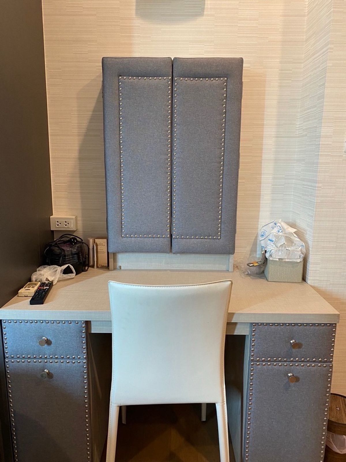 For SaleCondoRatchathewi,Phayathai : 📢👇 Great Value for Living or InvestmentHigh-end condo in a prime location, well connected to major business roads. Enjoy an open, unblocked city view.