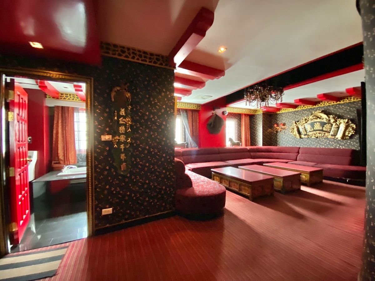 For RentRetail SpaceSukhumvit, Asoke, Thonglor : Rental Lounge, Thonglor entertainment, Sukhumvit 55, 4th floor, 2,000 square meters, 12 parking spaces with Private Room, KTV, Karaoke, Party and others.