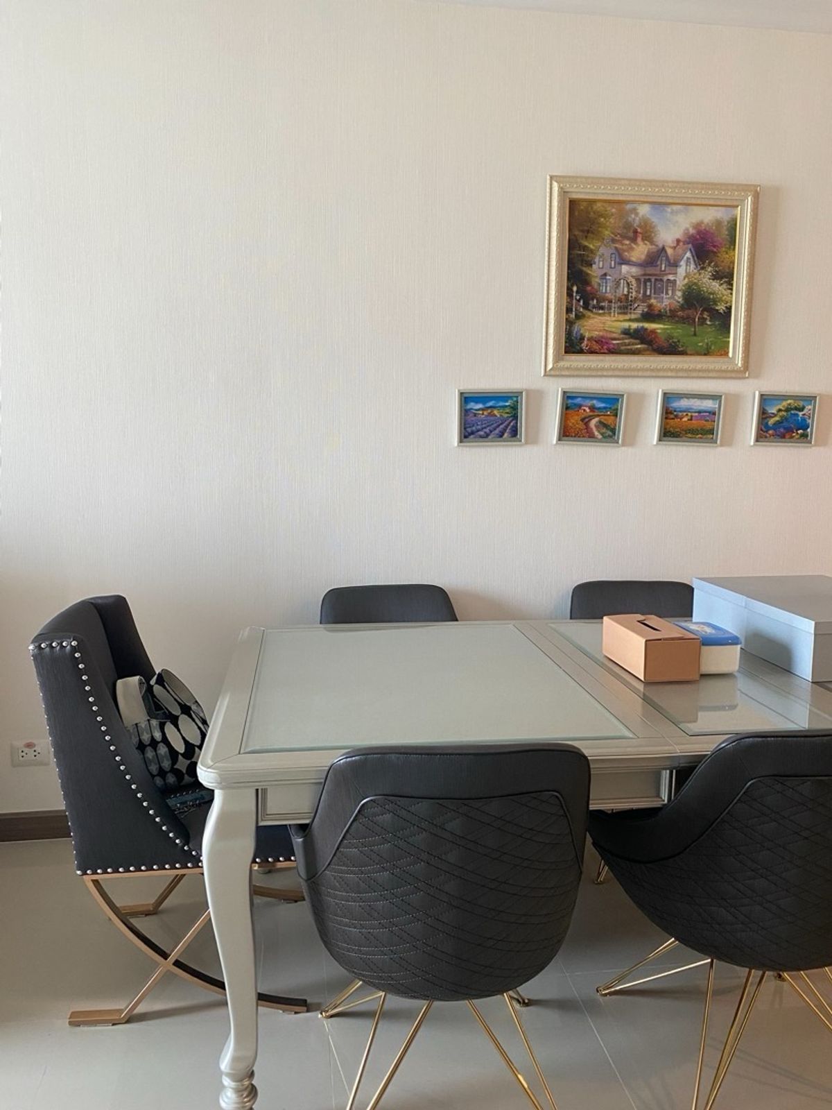 For SaleCondoRatchathewi,Phayathai : 📢👇 Great Value for Living or InvestmentHigh-end condo in a prime location, well connected to major business roads. Enjoy an open, unblocked city view.