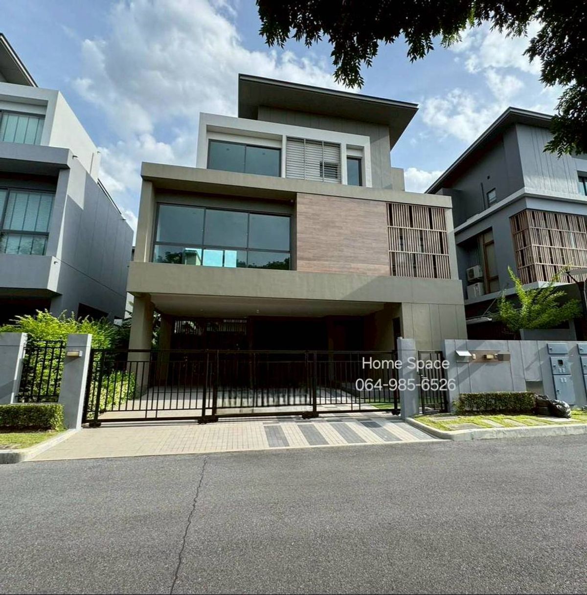 For SaleHouseRama5, Ratchapruek, Bangkruai : A house not only answers ... but also reflects the identity of the luxury mansion Modern Luxury. The Grand Bangkok Boulevard Ratchapruek-Rama 5 project is different with Grand Double Volume Living Room in a private atmosphere.  On a convenient potential l