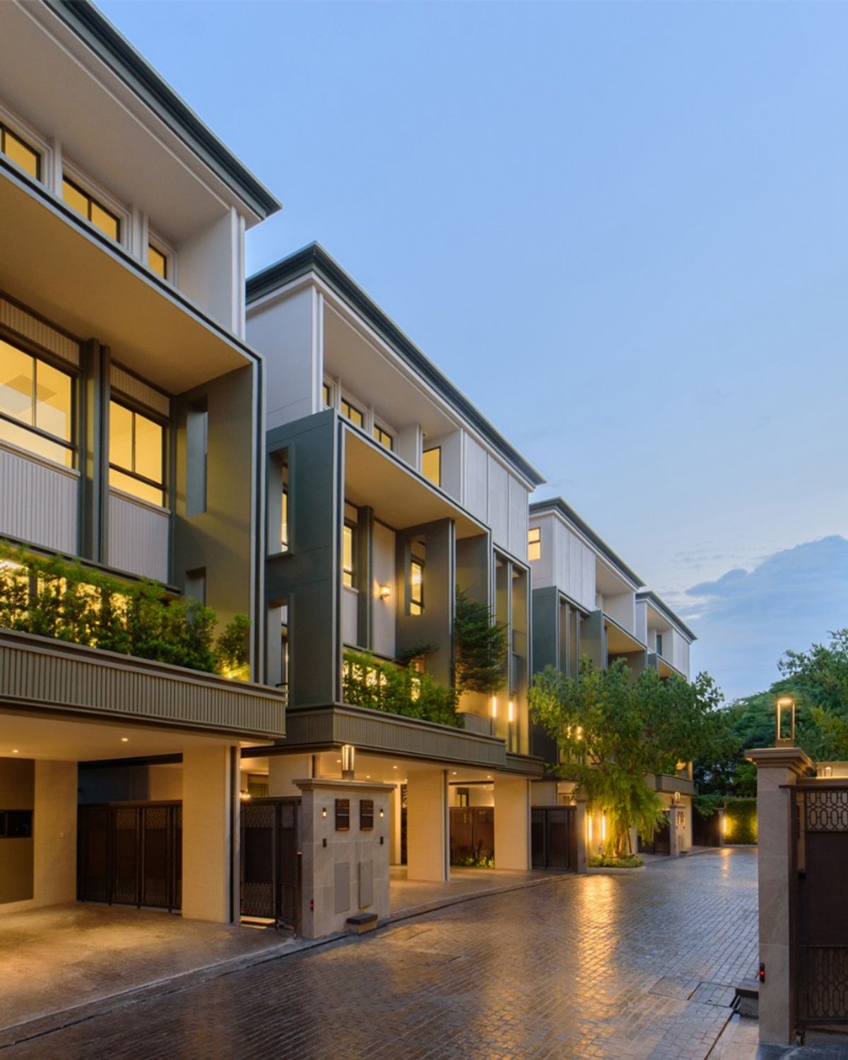 For RentHouseSukhumvit, Asoke, Thonglor : 🔥FOR RENT🔥 Luxurious detached house with Ekamai area from BTS Ekkamai only 2.3 kilometers, decorated with There is a private pool.