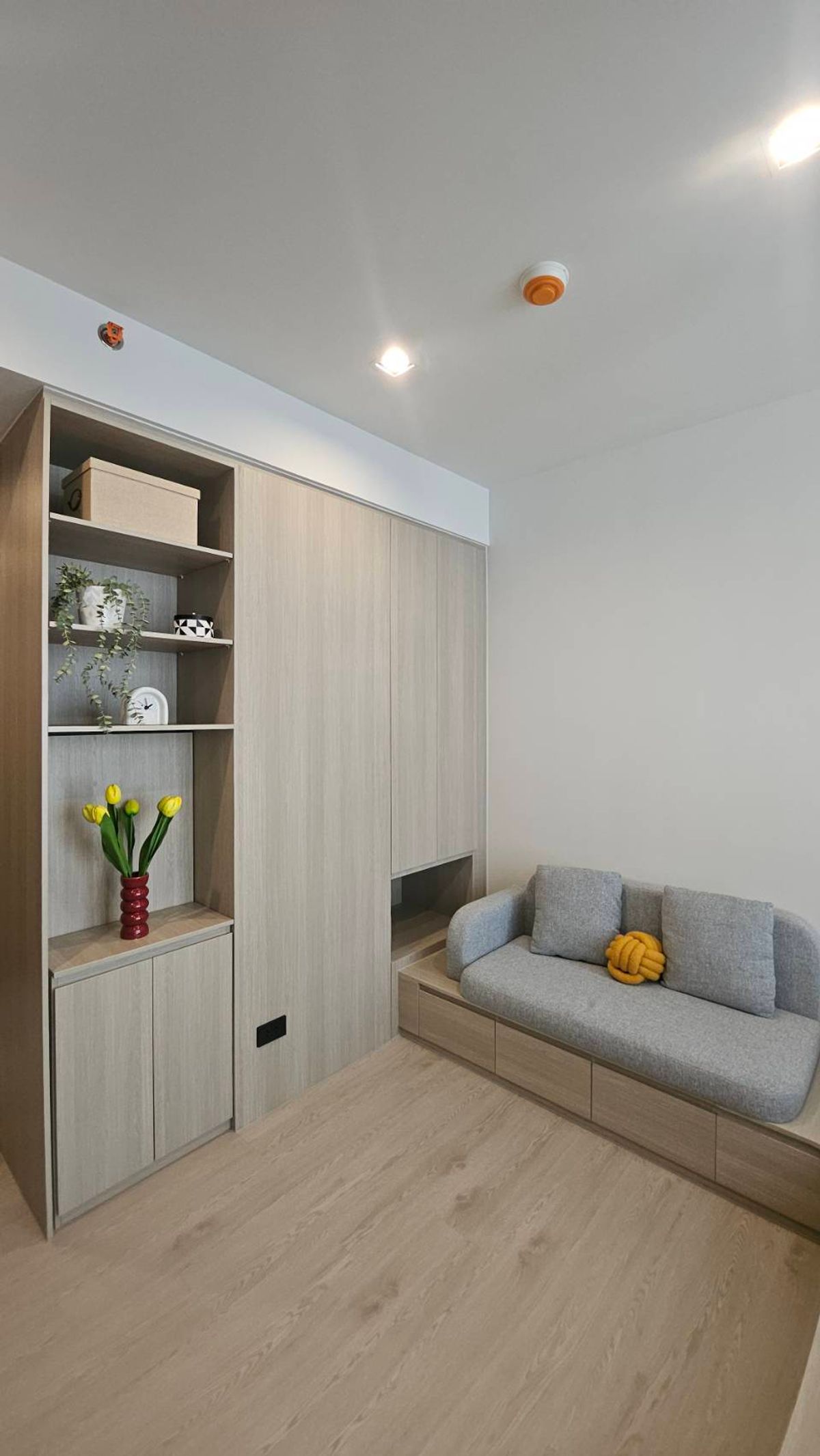 For RentCondoWongwianyai, Charoennakor : Rent a new room. No one has ever been. Reference Sathorn Wongwianyai Studio 1 Bath F/F