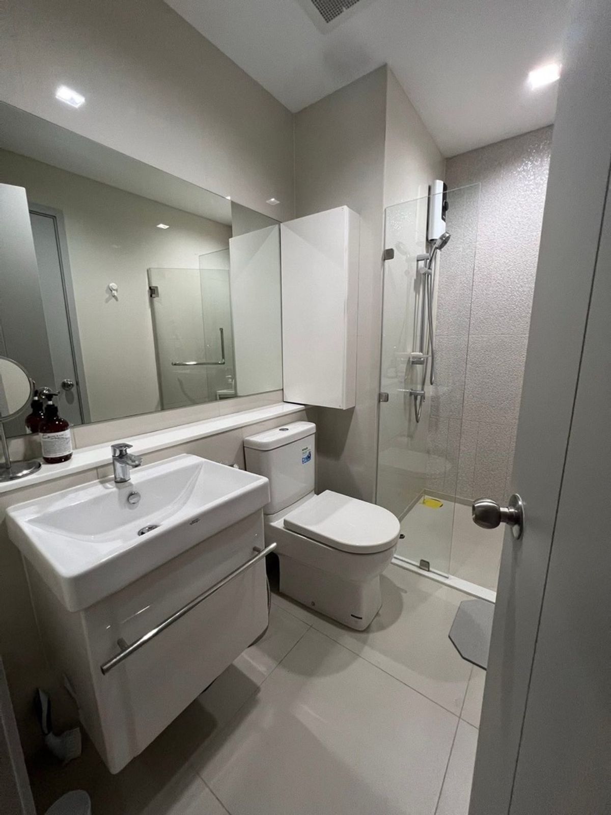 For RentCondoOnnut, Udomsuk : Free ready to be at Life Sukhumvit 62, 55 sqm. 2 bedrooms, 2 bathrooms, 5th floor, corner room 30,000 baht.