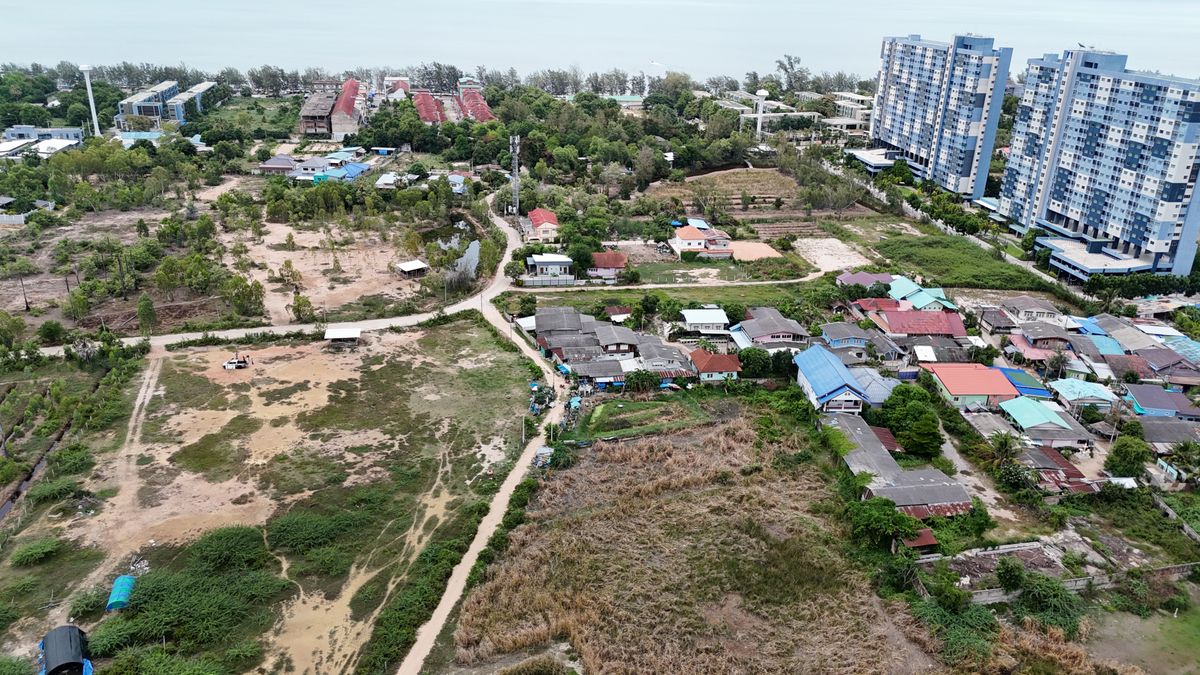 ขายที่ดินชะอำ เพชรบุรี : ขายที่ดินแปลงใหญ่ ใกล้หาดชะอำ เพียง 500 เมตร!• ขนาด 6 ไร่ 1 งาน 80 ตารางวา (2,580 ตร.วา) • ผังเมืองสีชมพู – พัฒนาโครงการได้หลากหลาย • ถนนหน้าที่ดินกว้าง 6 เมตร