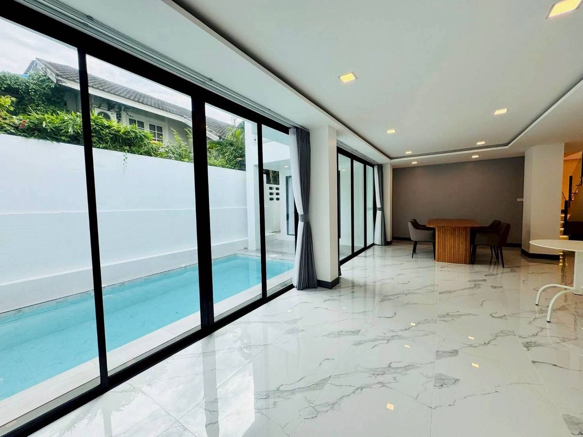 For SalePattaya, Bangsaen, Chonburi : Pool Villa 2 floors near the Jomtien Beach, only 300 meters