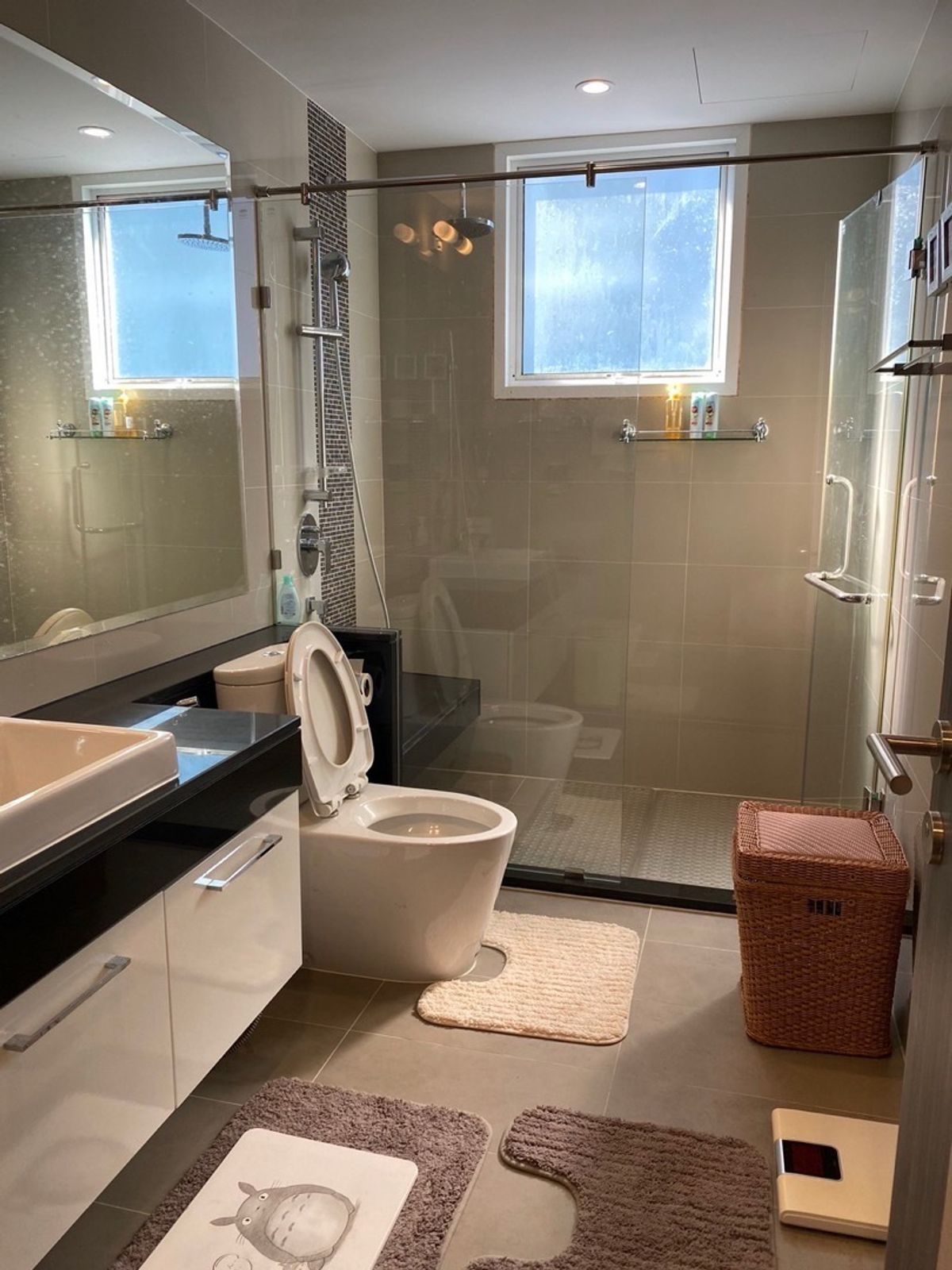 For SaleCondoRatchathewi,Phayathai : 📢👇 Great Value for Living or InvestmentHigh-end condo in a prime location, well connected to major business roads. Enjoy an open, unblocked city view.