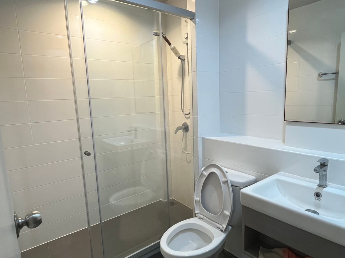 For RentPathum Thani,Rangsit, Thammasat : 𝐂𝐎𝐌𝐌𝐎𝐍 𝐓𝐔 Empty room for rent Quality social condo Attached to Thammasat Rangsit fence