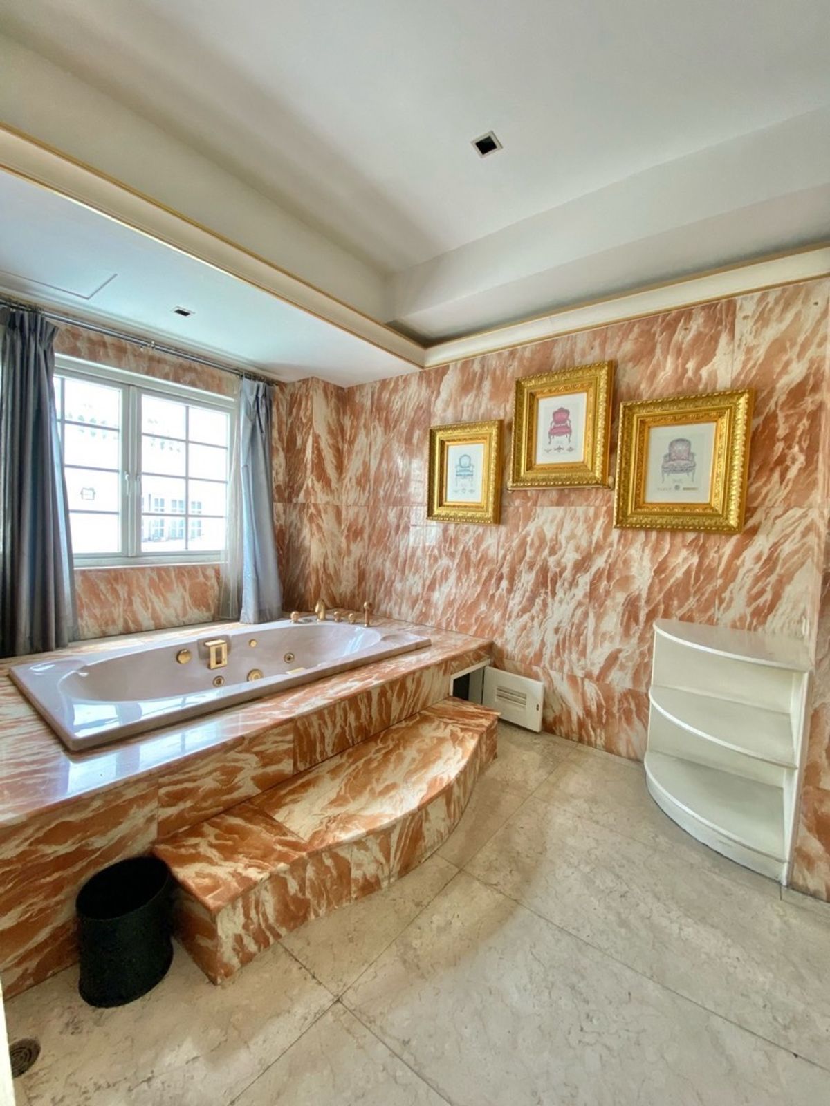 For RentRetail SpaceSukhumvit, Asoke, Thonglor : Rental Lounge, Thonglor entertainment, Sukhumvit 55, 4th floor, 2,000 square meters, 12 parking spaces with Private Room, KTV, Karaoke, Party and others.