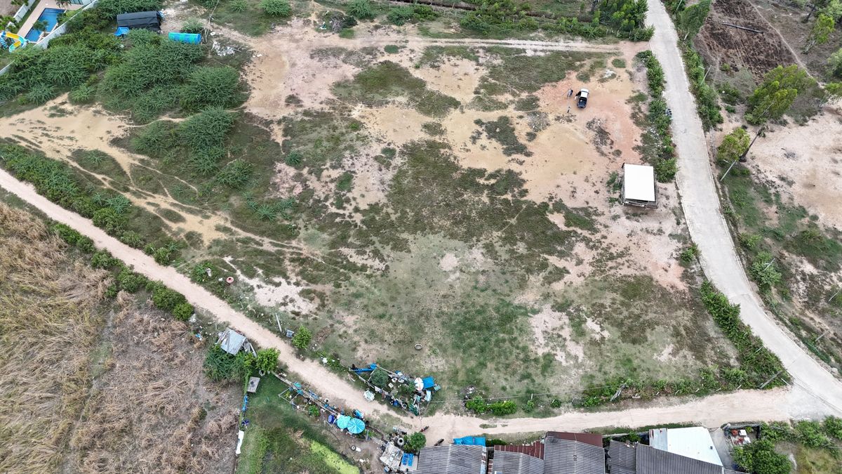 ขายที่ดินชะอำ เพชรบุรี : ขายที่ดินแปลงใหญ่ ใกล้หาดชะอำ เพียง 500 เมตร!• ขนาด 6 ไร่ 1 งาน 80 ตารางวา (2,580 ตร.วา) • ผังเมืองสีชมพู – พัฒนาโครงการได้หลากหลาย • ถนนหน้าที่ดินกว้าง 6 เมตร