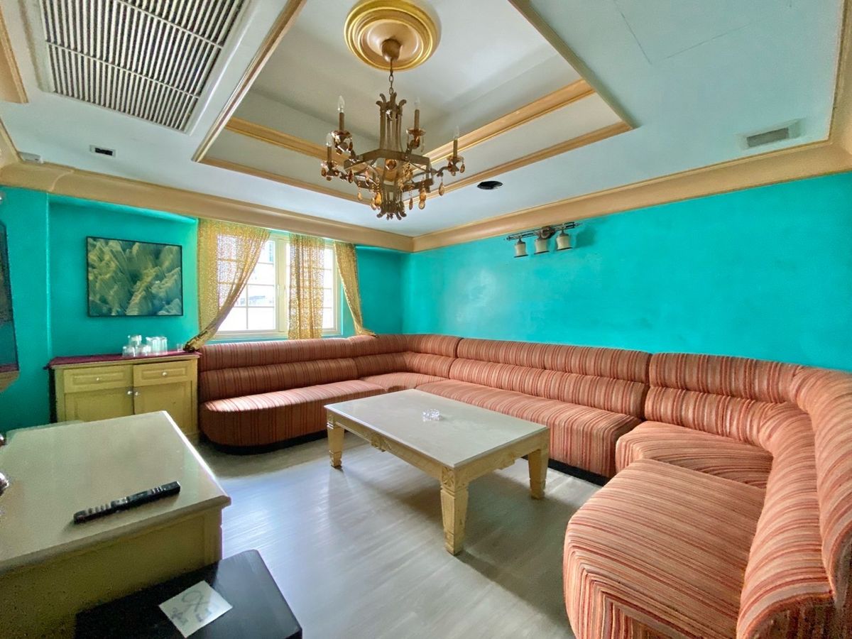 For RentRetail SpaceSukhumvit, Asoke, Thonglor : Rental Lounge, Thonglor entertainment, Sukhumvit 55, 4th floor, 2,000 square meters, 12 parking spaces with Private Room, KTV, Karaoke, Party and others.