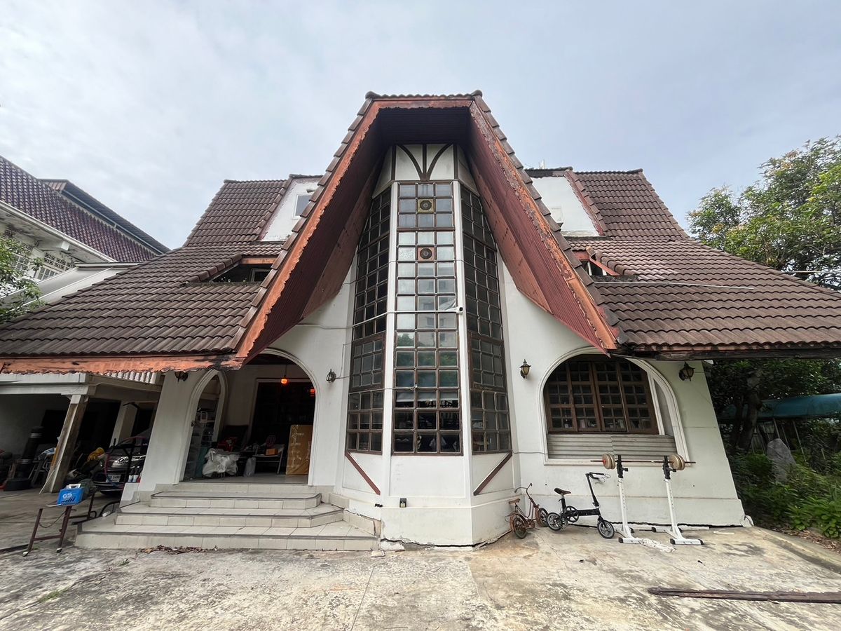 ให้เช่าบ้านลาดพร้าว เซ็นทรัลลาดพร้าว : ให้เช่าบ้านเก่าทรงยุโรป ที่ดินแปลงใหญ่ ลาดพร้าว 41 แยก 2 พร้อมสวนและสระว่ายน้ำ | เหมาะทำโฮมออฟฟิศ คาเฟ่ สตูดิโอ หรืออยู่อาศัย | สัญญาขั้นต่ำ 3 ปี  📍 บ้านให้เช่าใจกลางลาดพร้าว – โชคชัย 4 – รัชดาภิเษก ทรัพย์ Rare Item ที่หาไม่ได้อีกแล้ว! 
