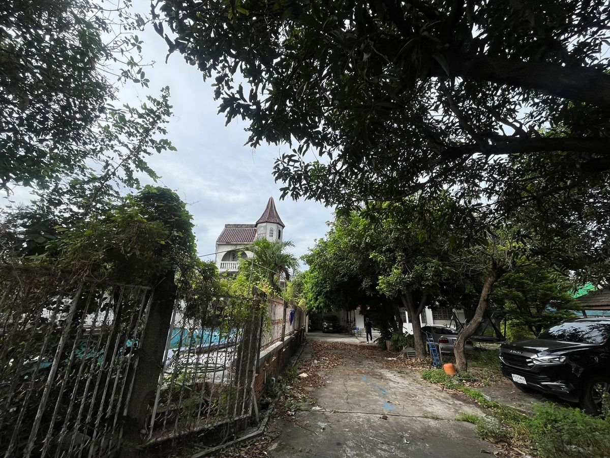 ให้เช่าบ้านลาดพร้าว เซ็นทรัลลาดพร้าว : ให้เช่าบ้านเก่าทรงยุโรป ที่ดินแปลงใหญ่ ลาดพร้าว 41 แยก 2 พร้อมสวนและสระว่ายน้ำ | เหมาะทำโฮมออฟฟิศ คาเฟ่ สตูดิโอ หรืออยู่อาศัย | สัญญาขั้นต่ำ 3 ปี  📍 บ้านให้เช่าใจกลางลาดพร้าว – โชคชัย 4 – รัชดาภิเษก ทรัพย์ Rare Item ที่หาไม่ได้อีกแล้ว! 