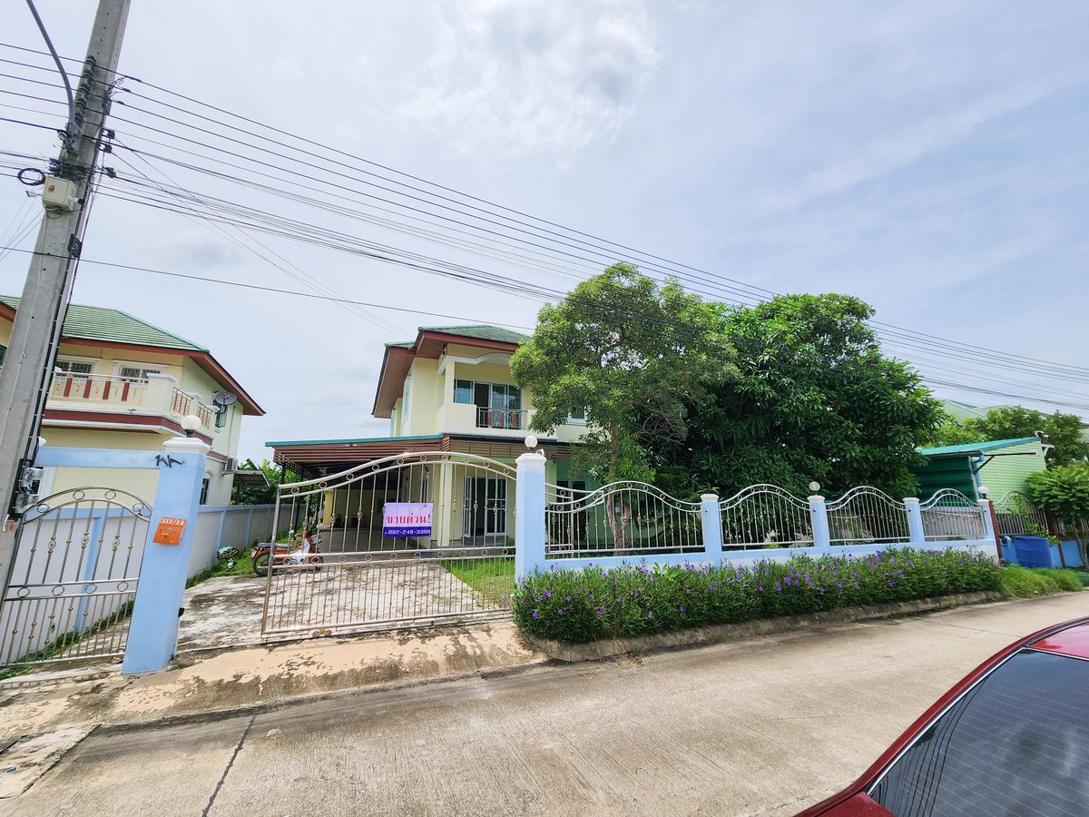 For SaleHouseMahachai Samut Sakhon : Live comfortably or run your business — This house does it all! For sale: a spacious 2-storey detached house on Ban Phaeo–Phra Prathon Road (Highway 375), Samut Sakhon. With 174.4 sq.wah of land and 260 sq.m. of usable space, this home features 4 bedrooms